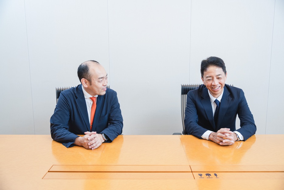 製造工程全体の改善提案について対談する糸谷さまと小林卓矢