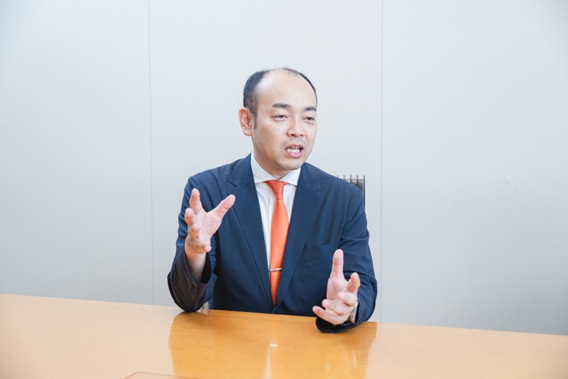 補助金を活用した設備提案について話す小林