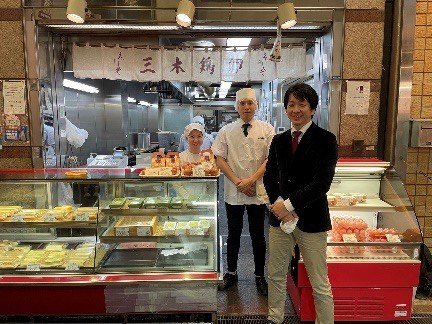 三木鶏卵 本店の店頭に並ぶ取締役のお二人とシェアビジョンの担当者