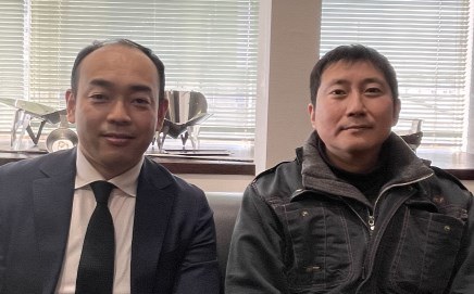 打ち合わせの席に並ぶシェアビジョンの担当者と宮内製作所の宮内代表取締役