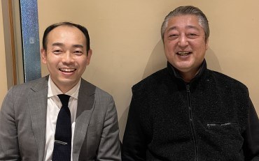 打ち合わせの席に並ぶシェアビジョンの担当者と有限会社RKの小林代表取締役