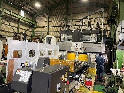 工場に設置された門型マシニングセンタ