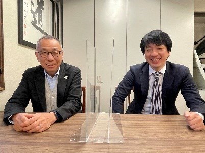 打ち合わせの席に並ぶキャピタル東洋亭本店の高橋社長とシェアビジョンの担当者