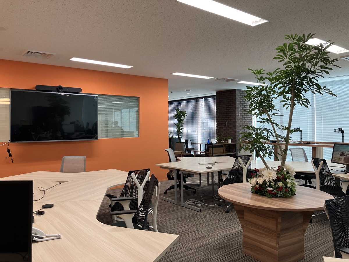 東京本社の執務・ミーティングスペース