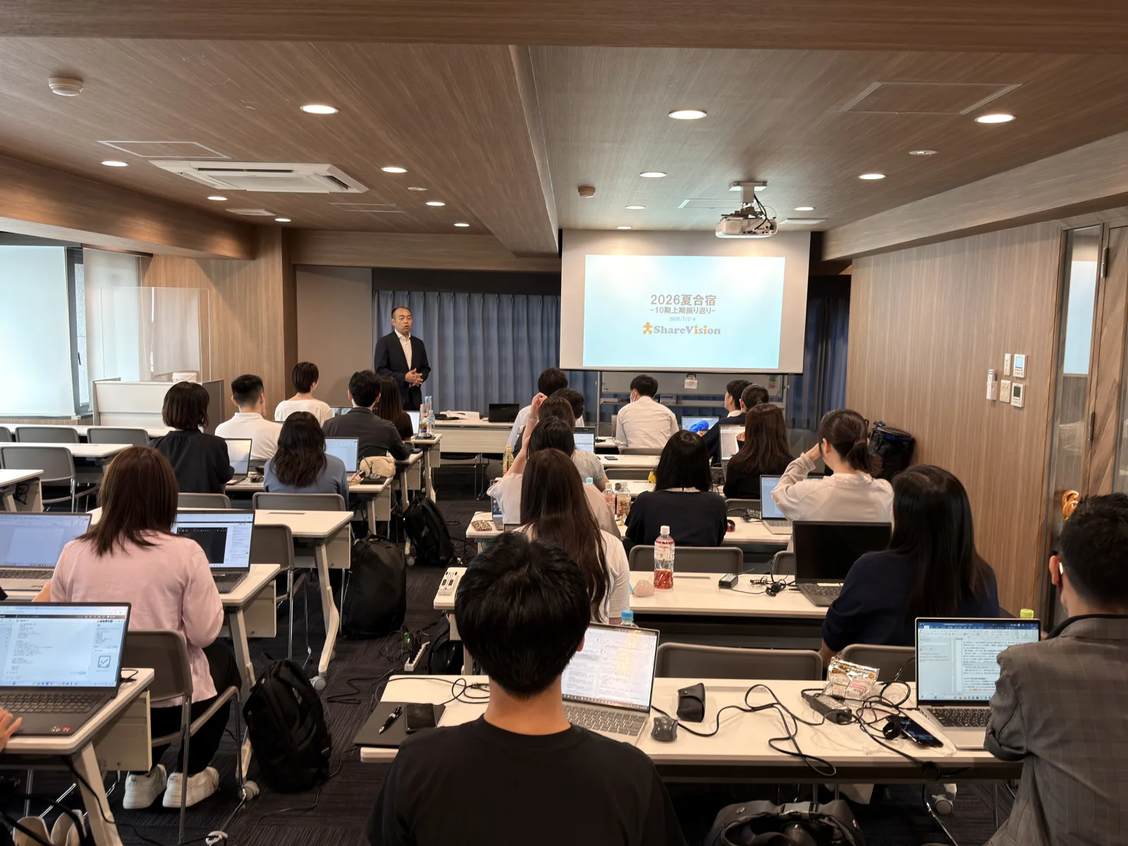 社内研修で講師の説明を聞く社員の様子