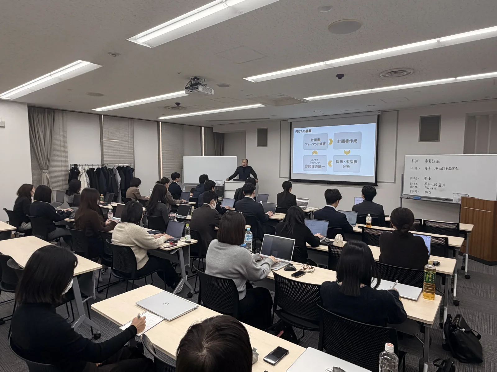 会議室でパソコンを使いながら研修を受ける社員の様子