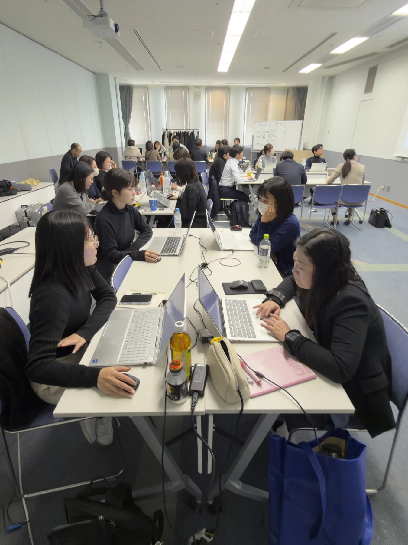 グループに分かれてパソコンを使う社内研修の様子