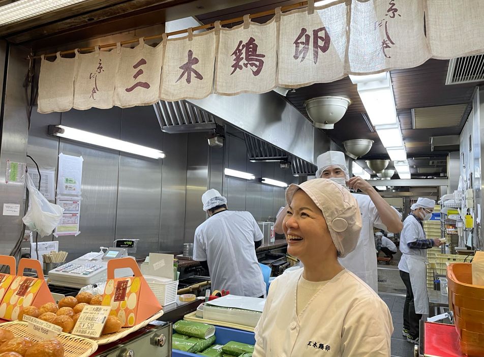 三木鶏卵の店舗厨房で働くスタッフ