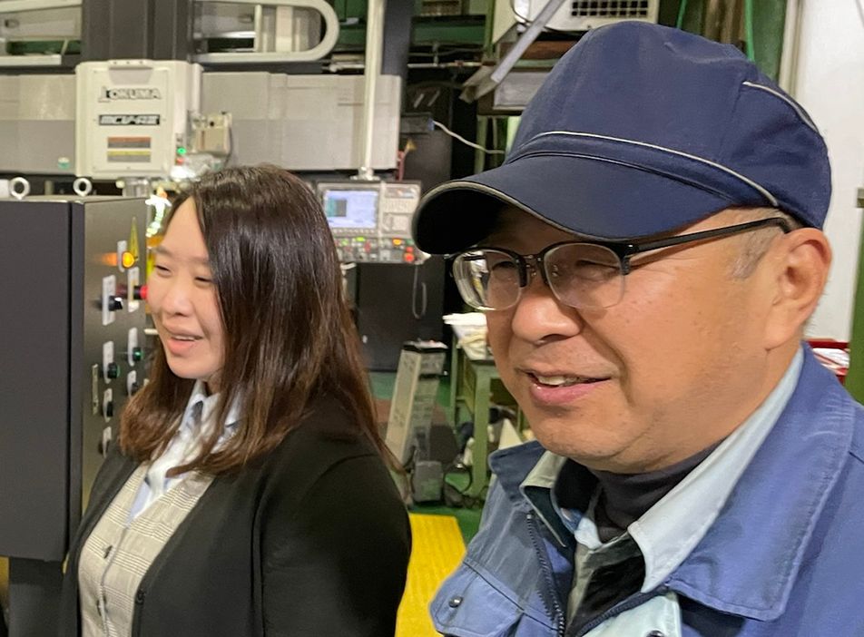 高橋精機の工場内に立つ担当者