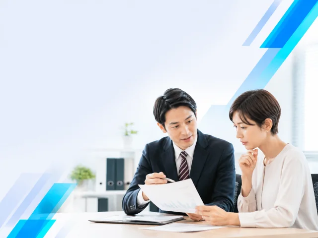 専門家と補助金申請について相談する様子